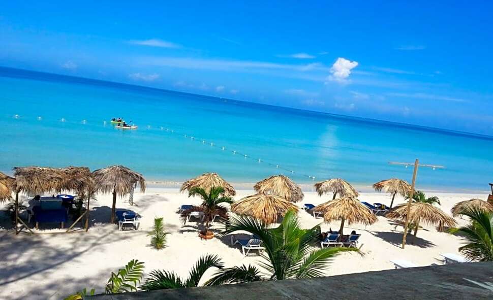 Een foto van het strand bij Fun Holiday Beach Hotel