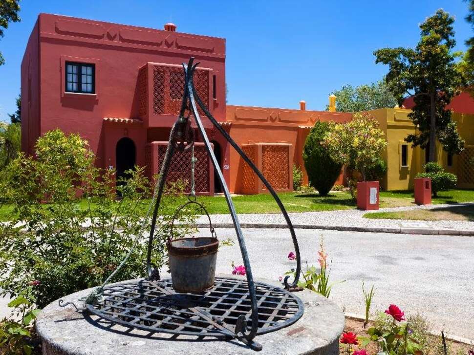 Een foto van de buitenkant van Colina Village