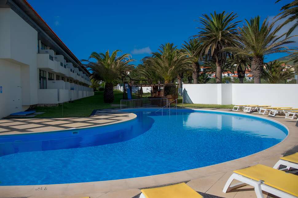 Ein Foto vom Pool im Hotel Torre Praia