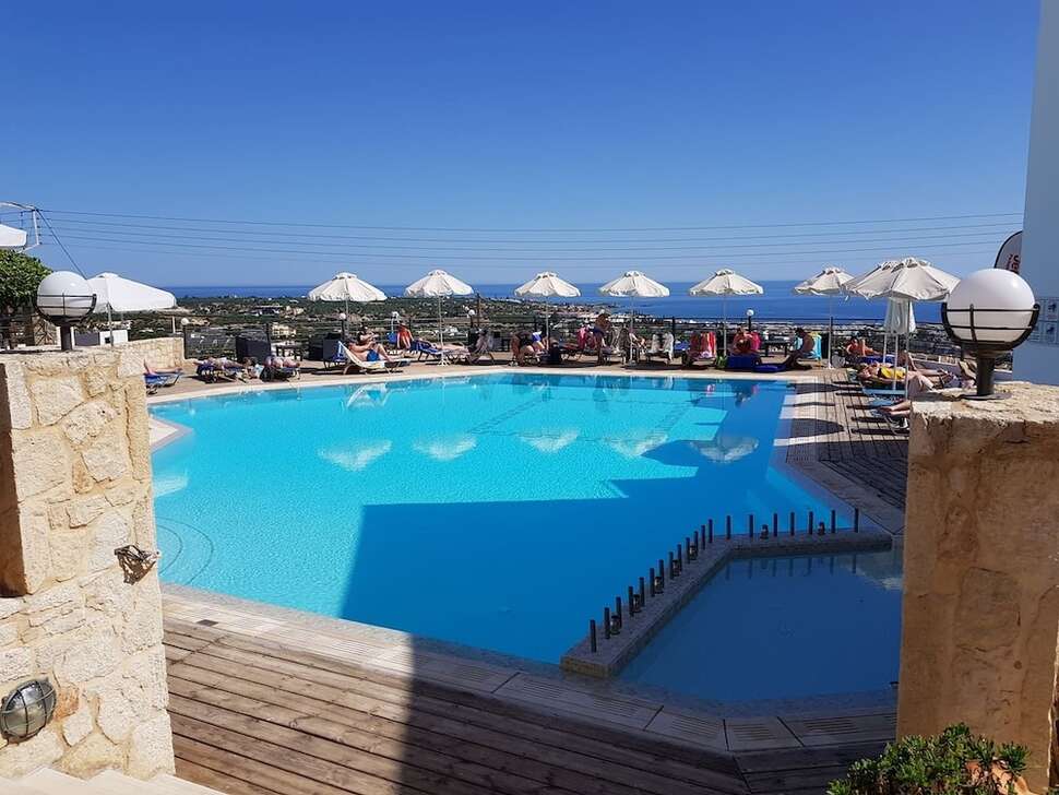 Een foto van het zwembad bij Amazones Village Suites