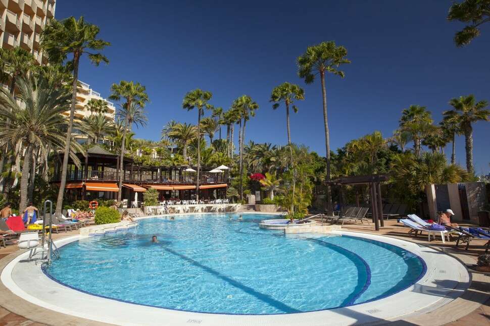 Een foto van het zwembad bij Corallium Dunamar by Lopesan Hotels