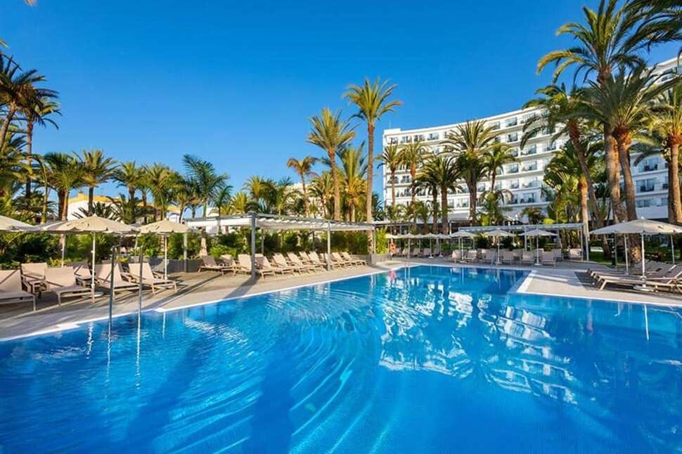 Een foto van het zwembad bij Riu Palace Palmeras