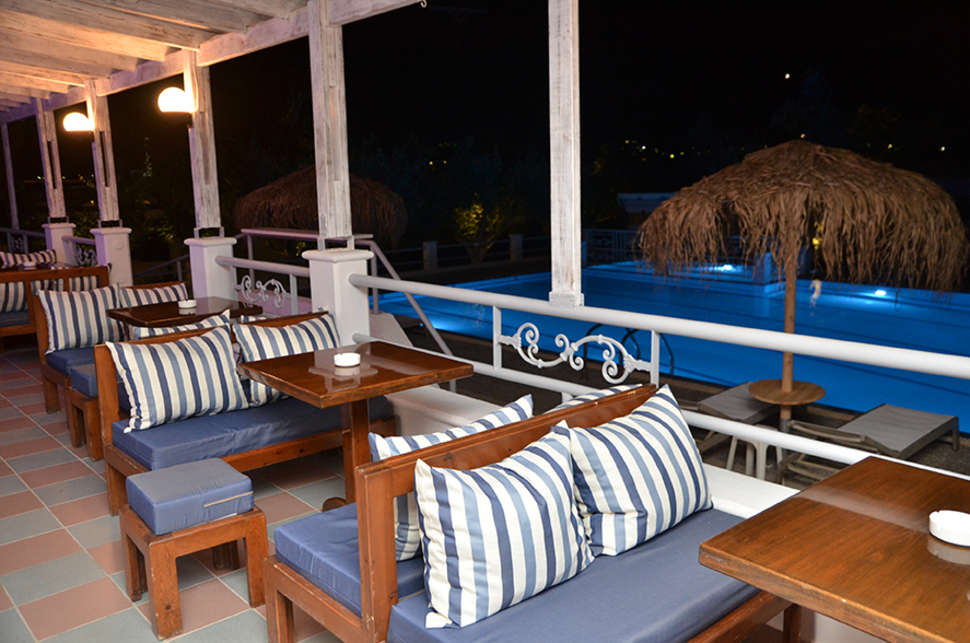 Een foto van het terras bij Blue Nest Hotel