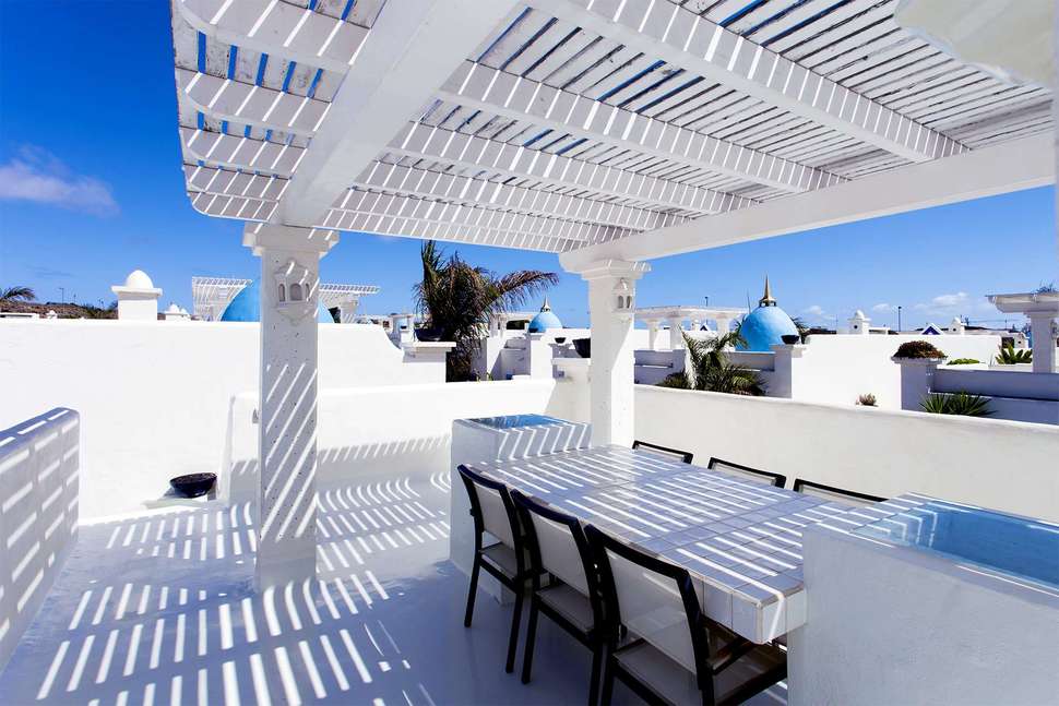 Een foto van het terras bij Villas & Clubs Bahiazul