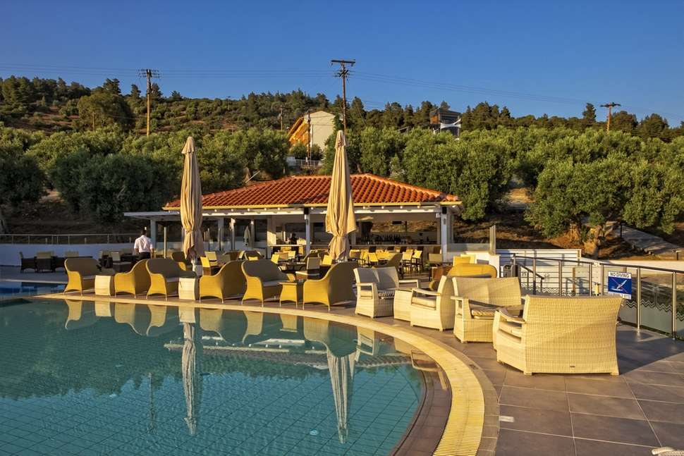 Een foto van het zwembad bij Lagomandra Beach Hotel & Suites