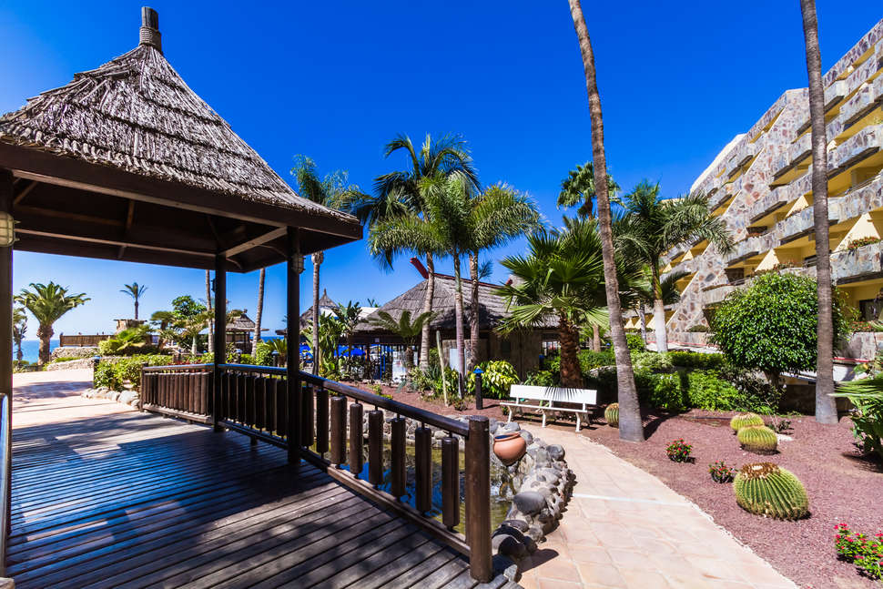 Een foto van het terras bij BlueBay Beach Club