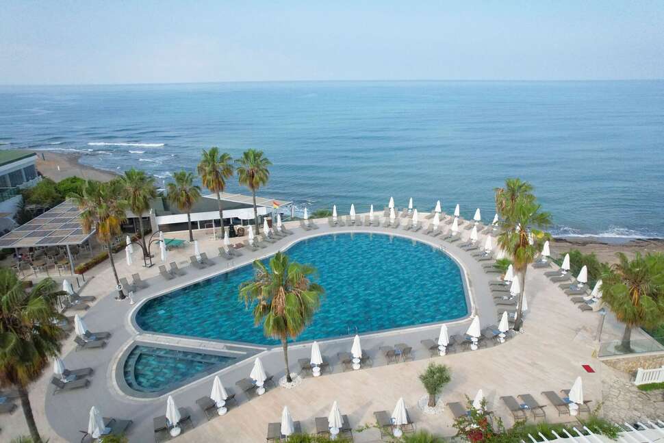 Een foto van een overzicht van Flora Garden Beach Hotel