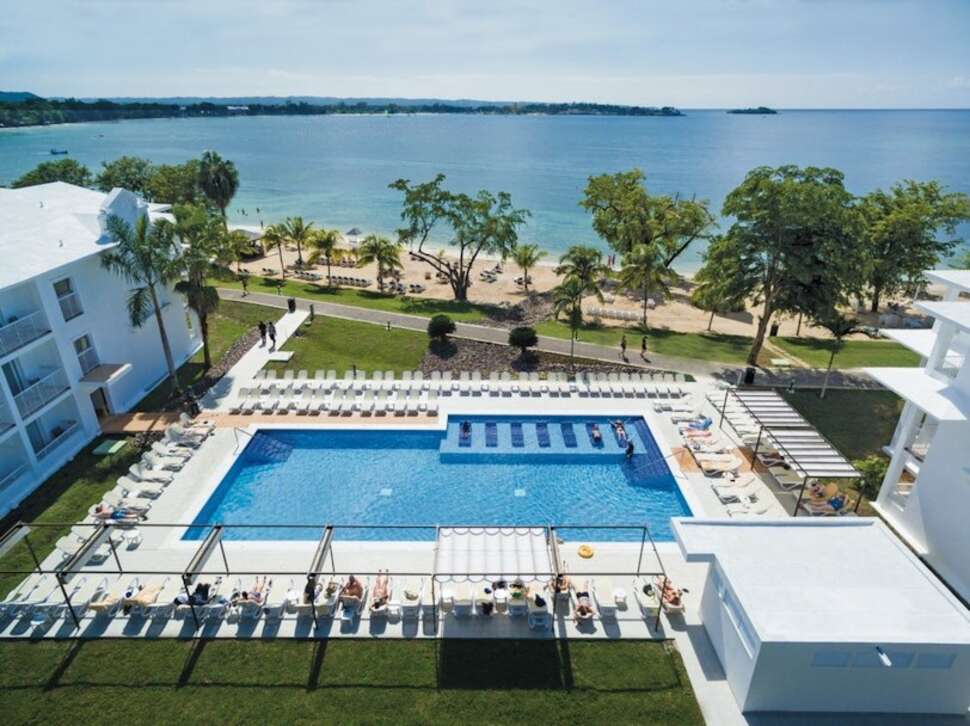 Een foto van het zwembad bij Riu Negril