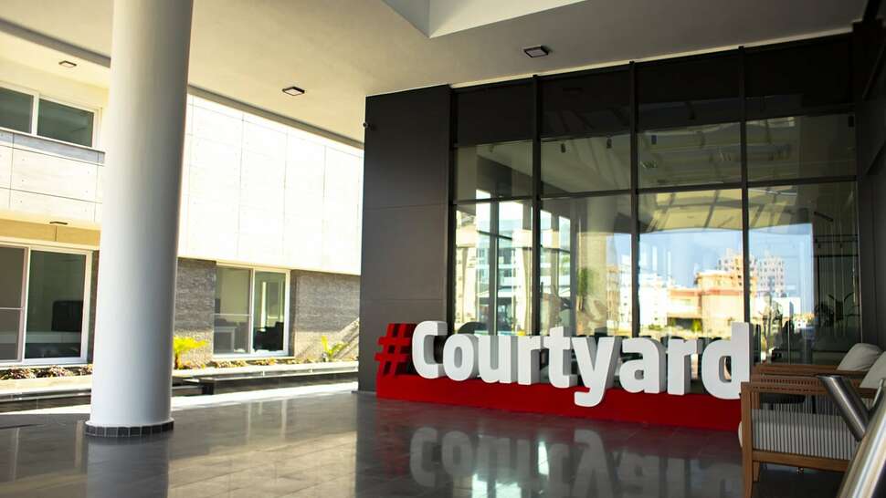 Ein Foto Courtyard Long Beach Holiday Resort
