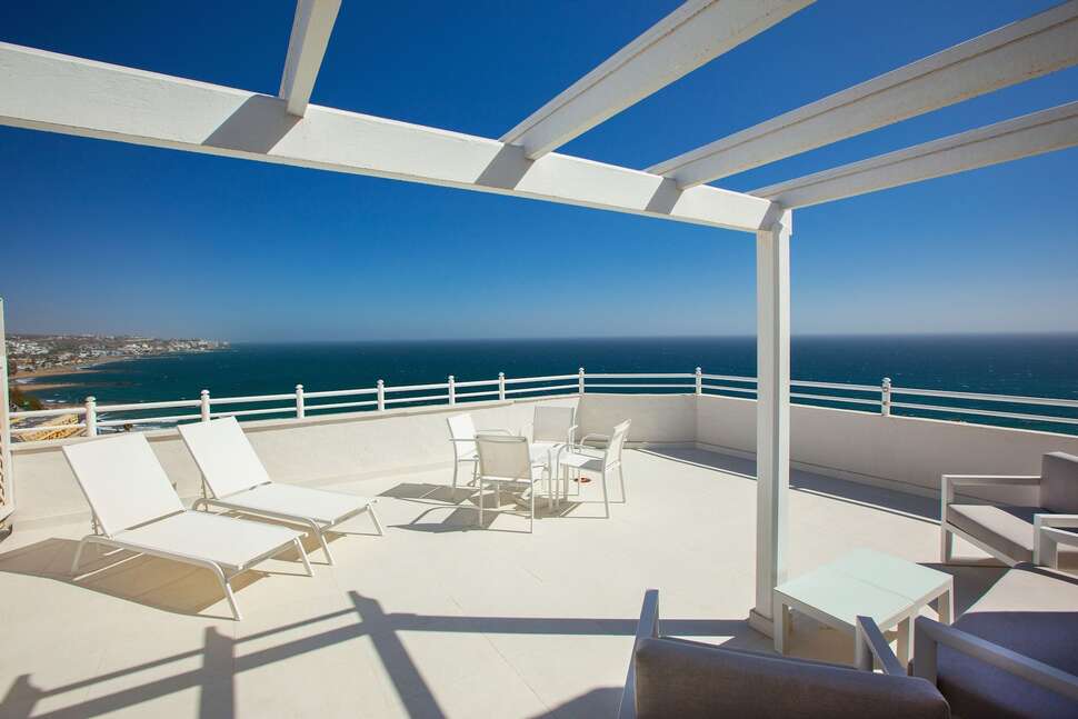 Een foto van het terras bij Corallium Dunamar by Lopesan Hotels