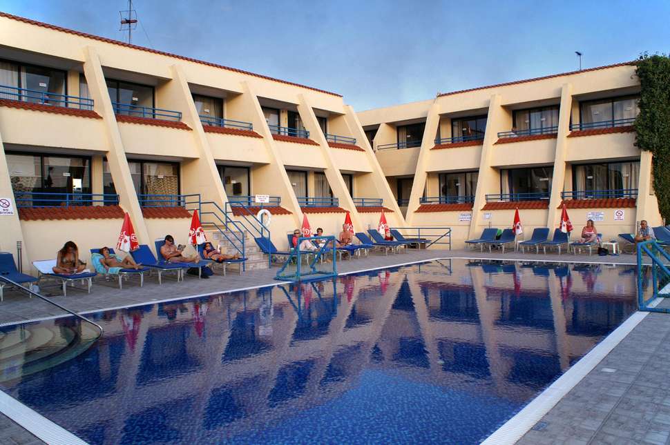 Ein Foto vom Pool im Napa Prince Hotel Apartments
