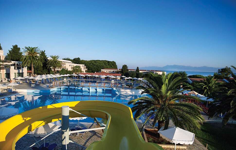 Een foto van het zwembad bij Roda Beach Resort & Spa