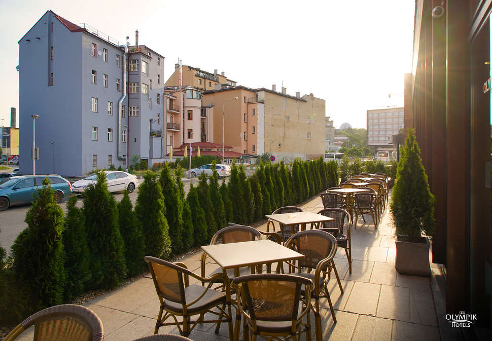 Een foto van het terras bij Hotel Olympik