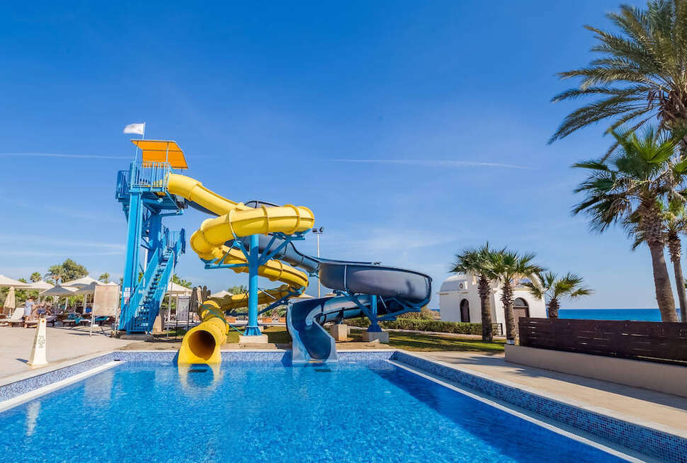 Een foto van het zwembad bij Adams Beach Hotel