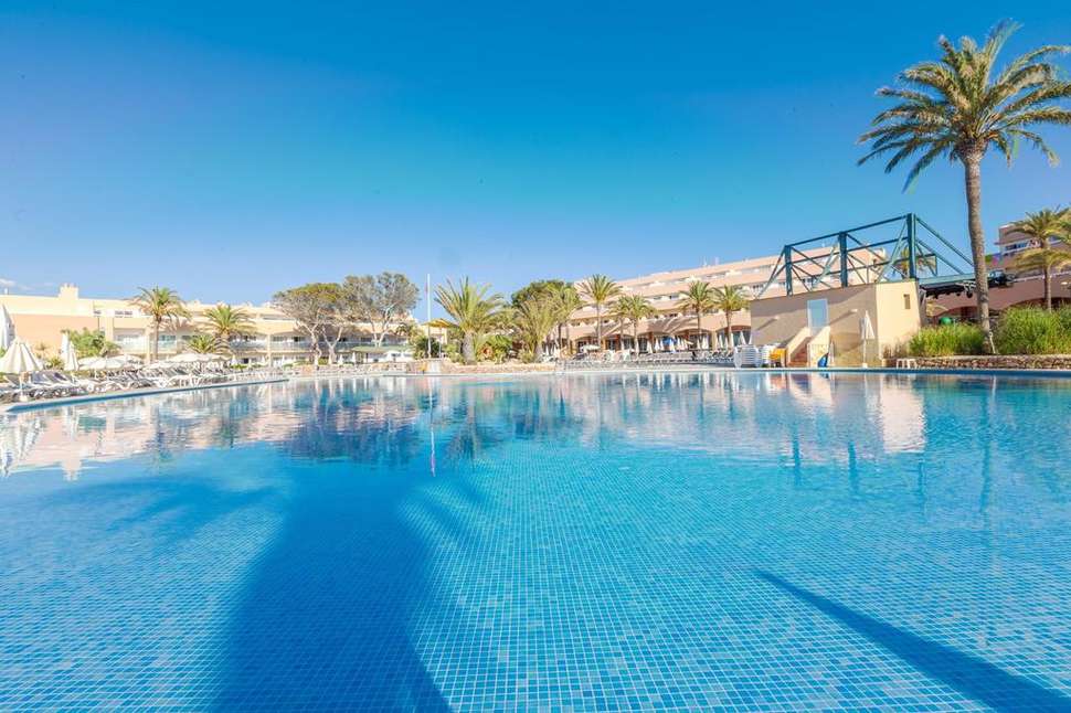 Een foto van het zwembad bij Sirenis Seaview Country Club
