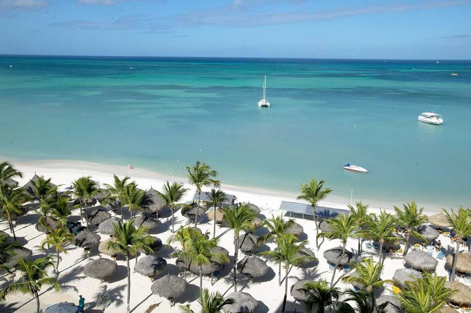 Een foto van het strand bij Barcelo Aruba