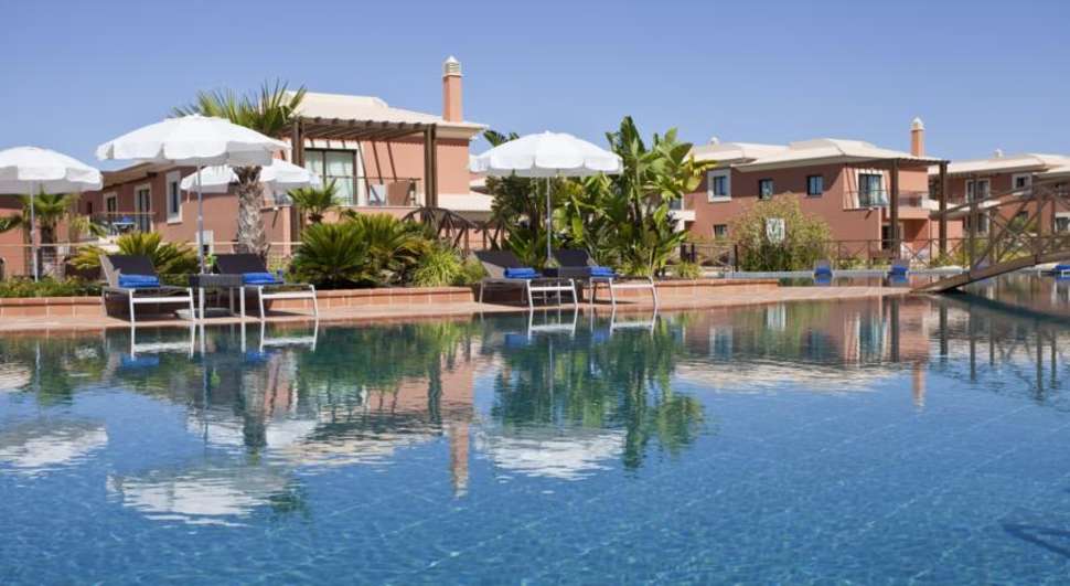 Een foto van het zwembad bij Monte Santo Resort