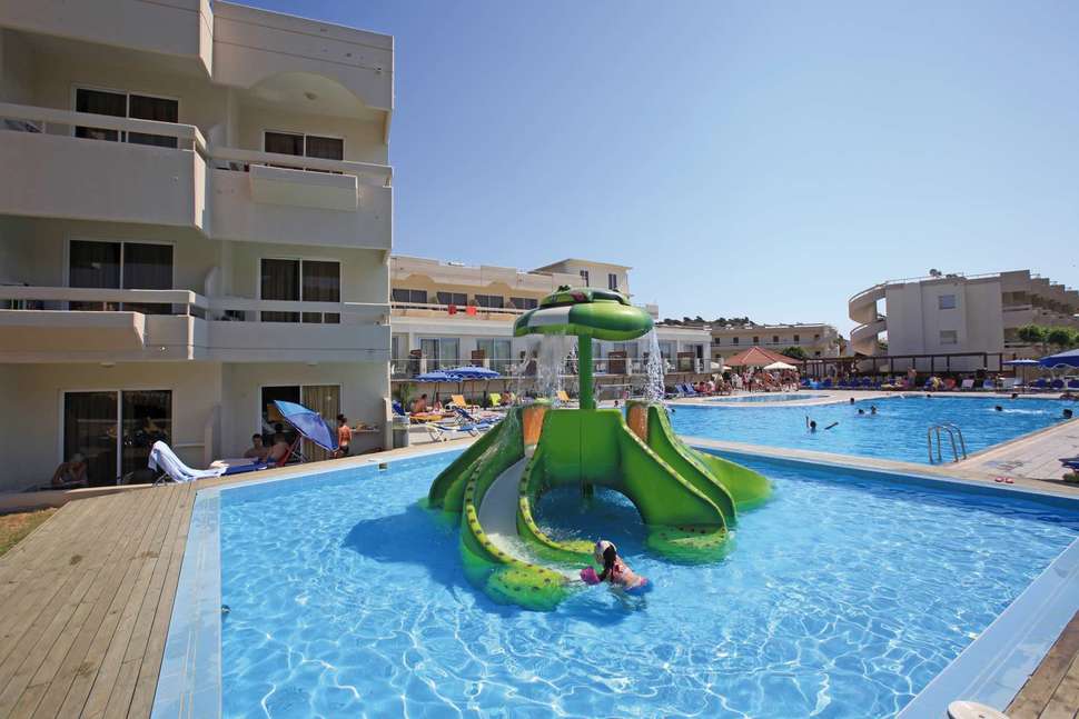 Een foto van het zwembad bij Delfinia Resort