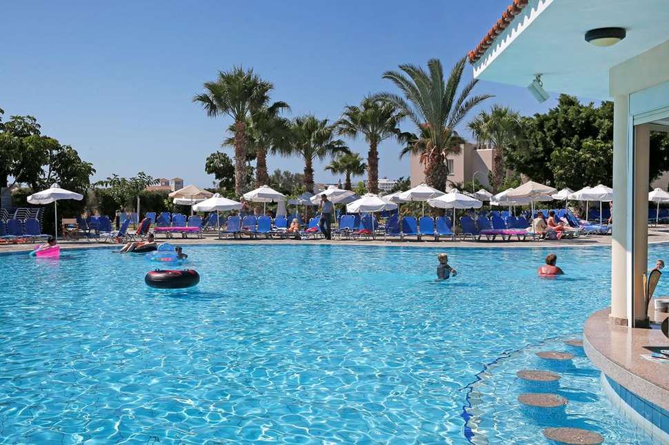 Een foto van het zwembad bij Avanti Holiday Village