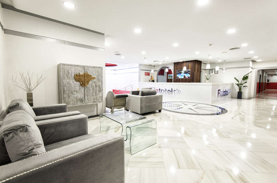 Een foto van het interieur van First Flatotel International