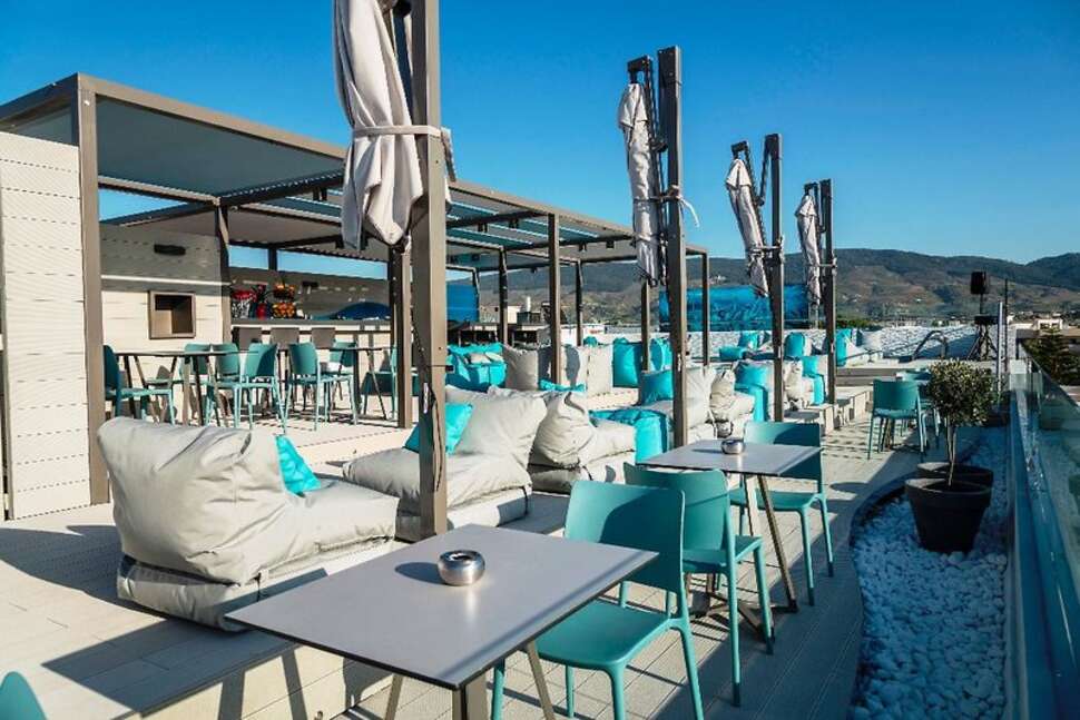 Een foto van het terras bij Maritina Hotel