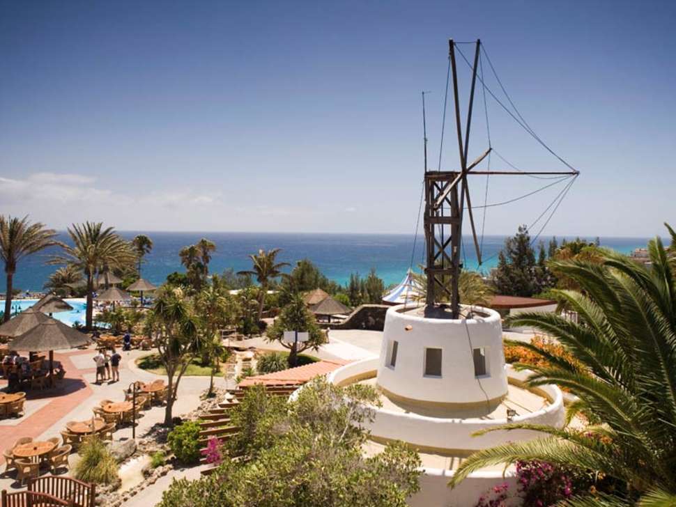 Een foto van het terras bij Robinson Club Esquinzo Playa