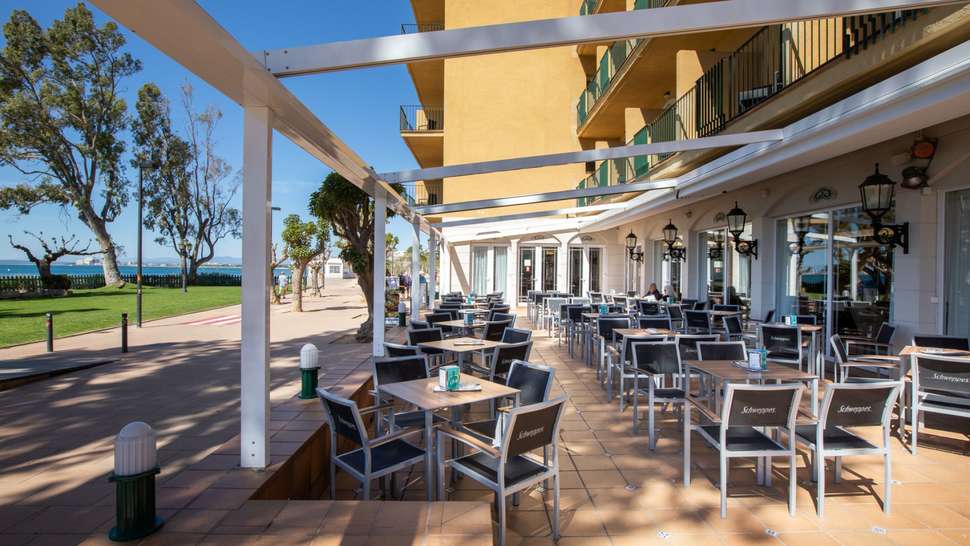 Een foto van het terras bij Hotel Roses Platja