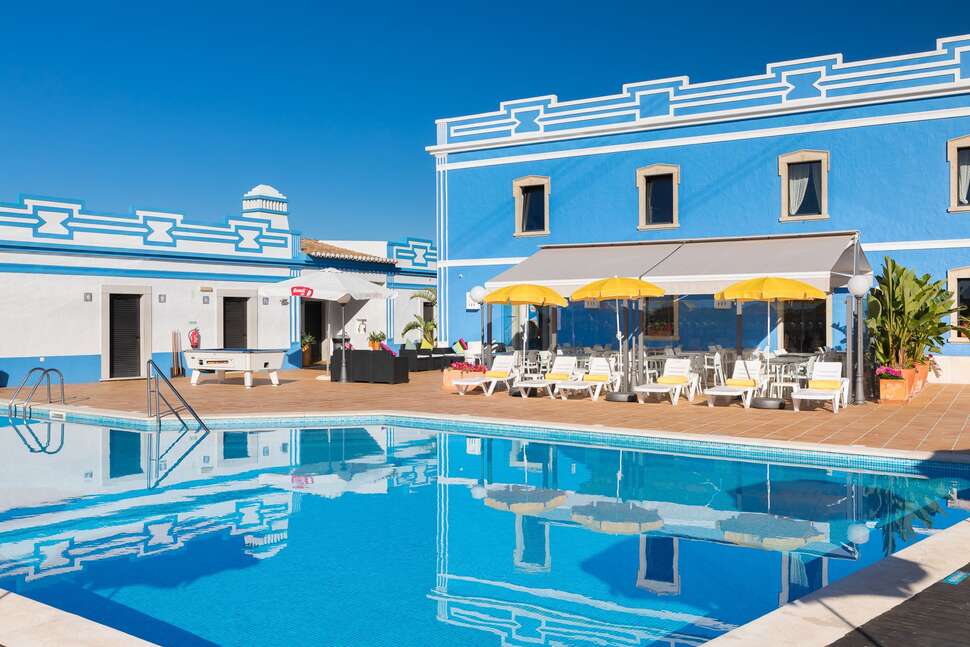 Een foto van het zwembad bij Clube Albufeira Garden Village