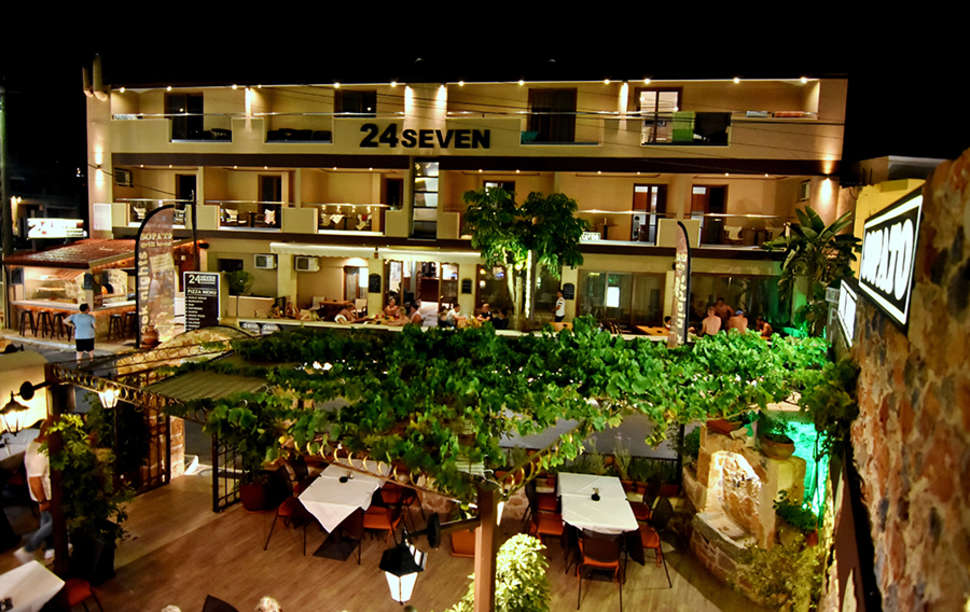 Ein Foto von der Außenansicht des 24 Seven Boutique Hotel