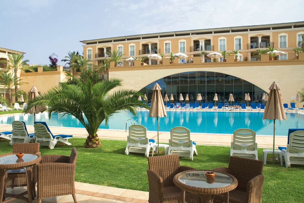 Een foto van het zwembad bij Grupotel Playa de Palma Suites & Spa