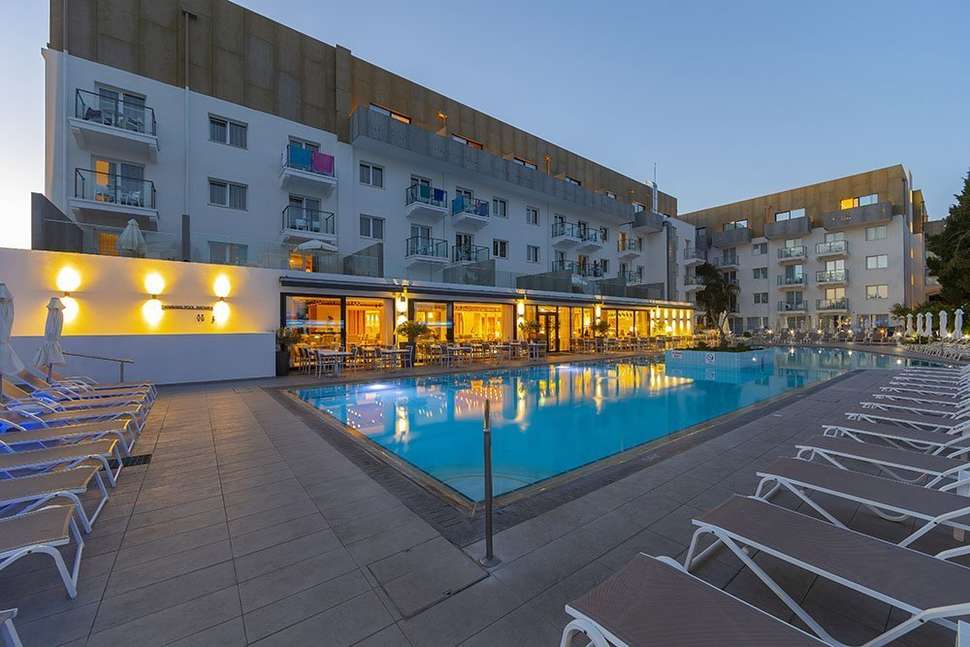 Een foto van het zwembad bij Anemi Hotel & Suites