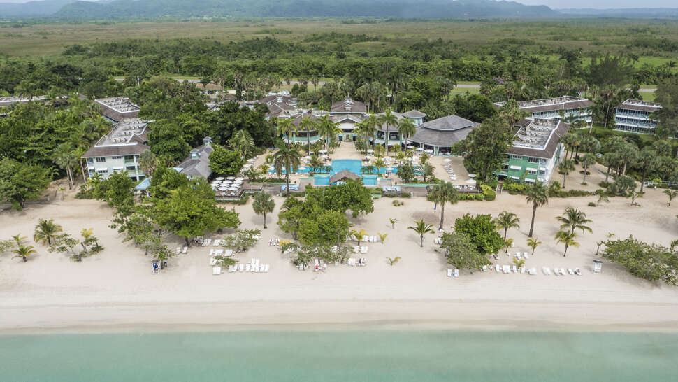 Een foto van de buitenkant van Couples Negril