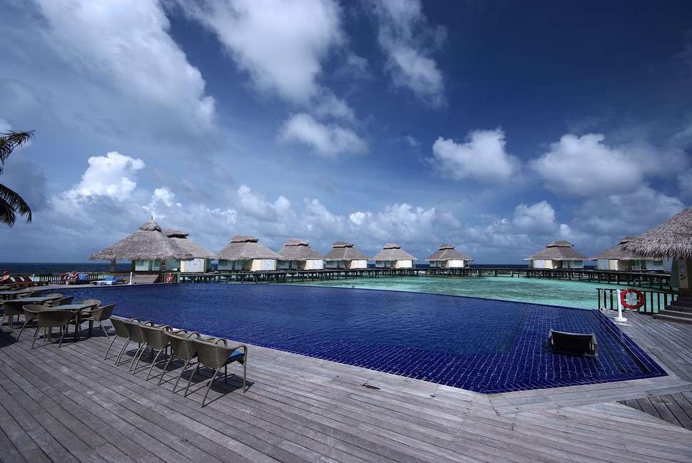 Een foto van het zwembad bij Ellaidhoo Maldives by Cinnamon