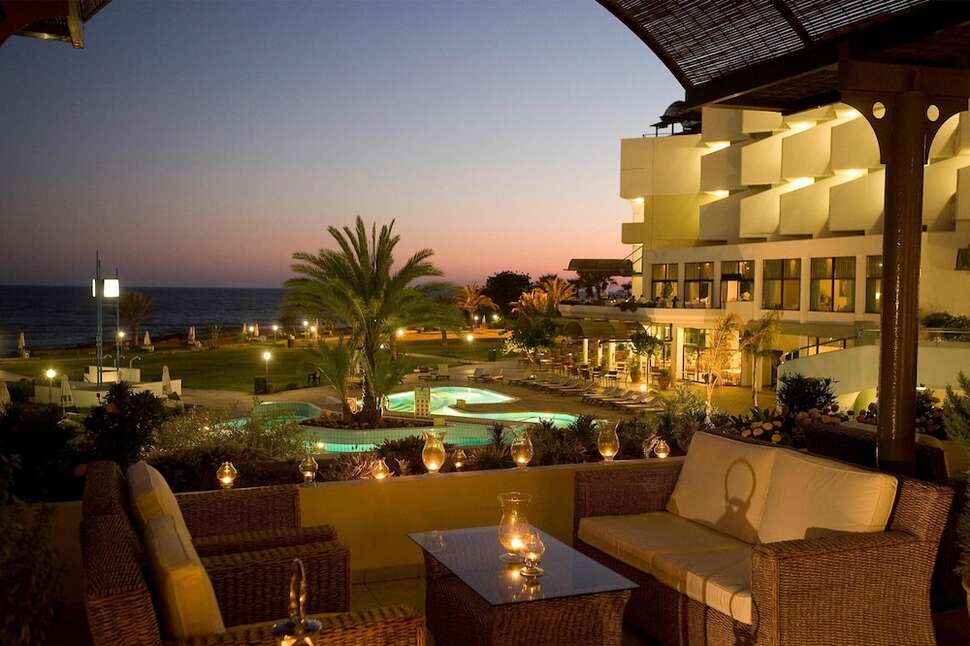 Een foto van het terras bij Constantinou Bros Athena Royal Beach Hotel