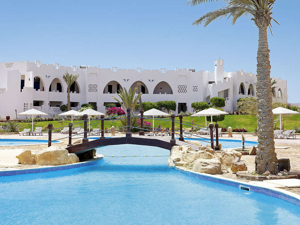 Een foto van het zwembad bij The Three Corners Equinox Beach Resort