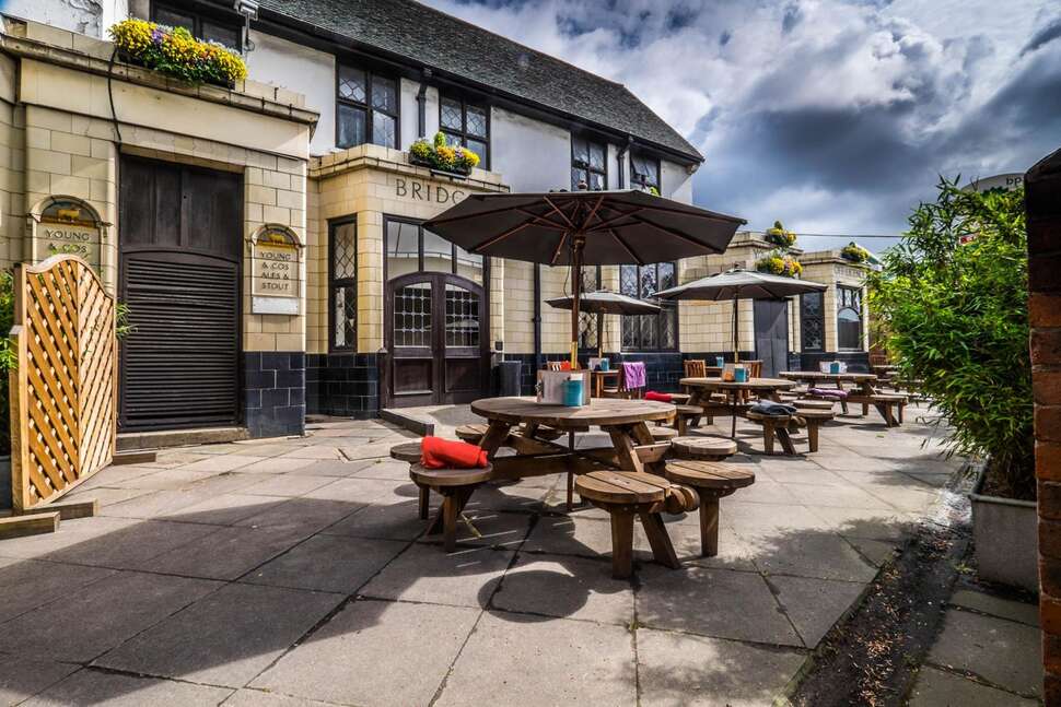 Ein Foto The Bridge Hotel