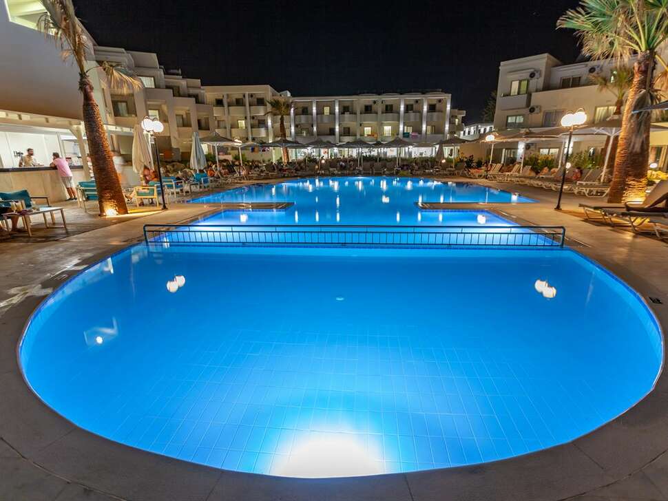 Een foto van het zwembad bij Harmony Rethymno Beach Hotel