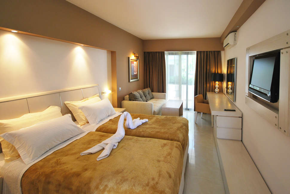 Een foto van Kamari Plus Hotel
