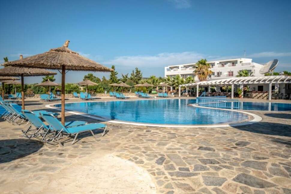 Een foto van het zwembad bij Evripides Village Beach Hotel