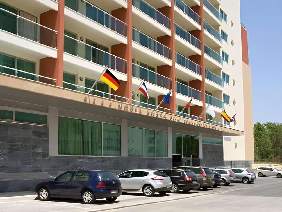 Een foto van de buitenkant van Monte Gordo Aparthotel & Spa
