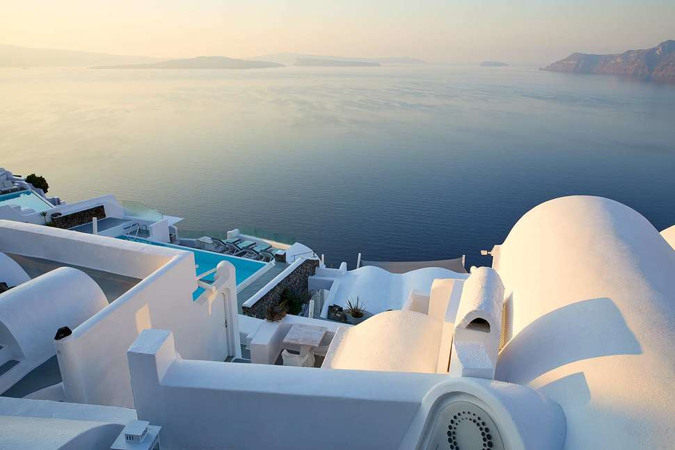 Een foto van de buitenkant van La Perla Villas & Suites