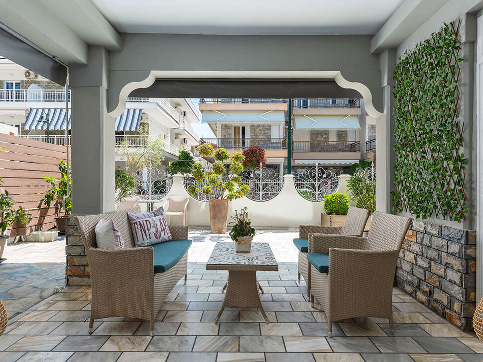 Een foto van het terras bij Ouzas Luxury Hotel