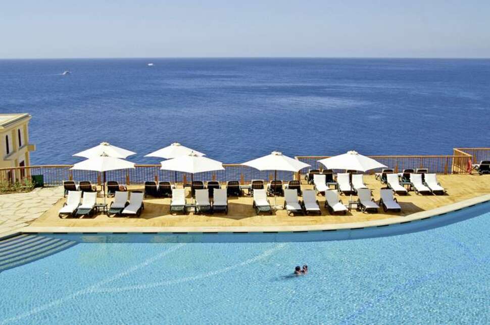 Een foto van het zwembad bij Reef Oasis Blue Bay Resort & Spa