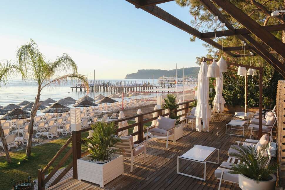 Een foto van het terras bij DoubleTree by Hilton Antalya Kemer