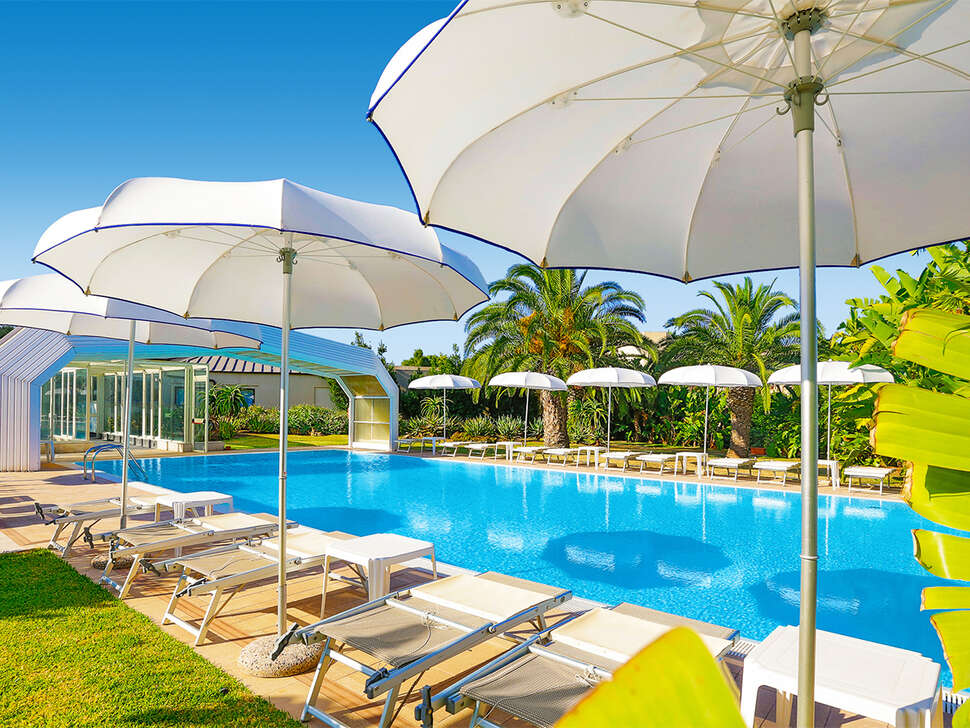 Een foto van het zwembad bij VOI Arenella Resort