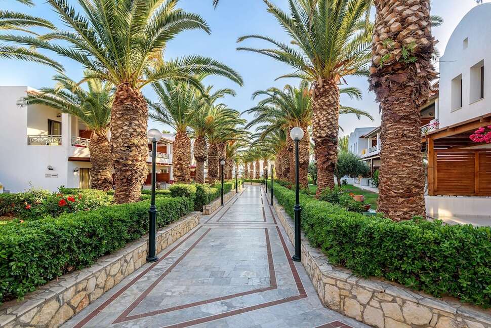 Een foto van het terras bij Annabelle Beach Resort