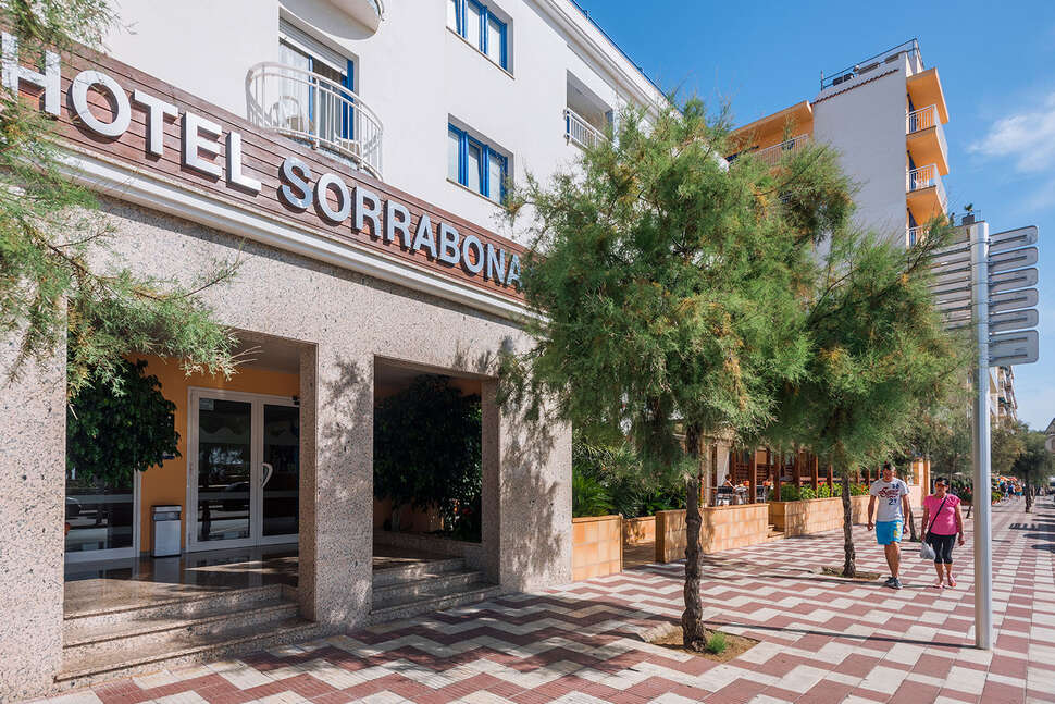 Een foto van de buitenkant van Hotel Sorrabona