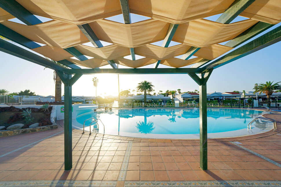 Een foto van het zwembad bij Maspalomas Lago
