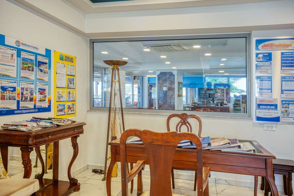 Een foto van het interieur van Elounda Water Park Residence Hotel