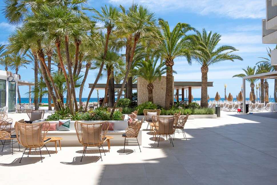 Een foto van het terras bij Hotel Cap Negret